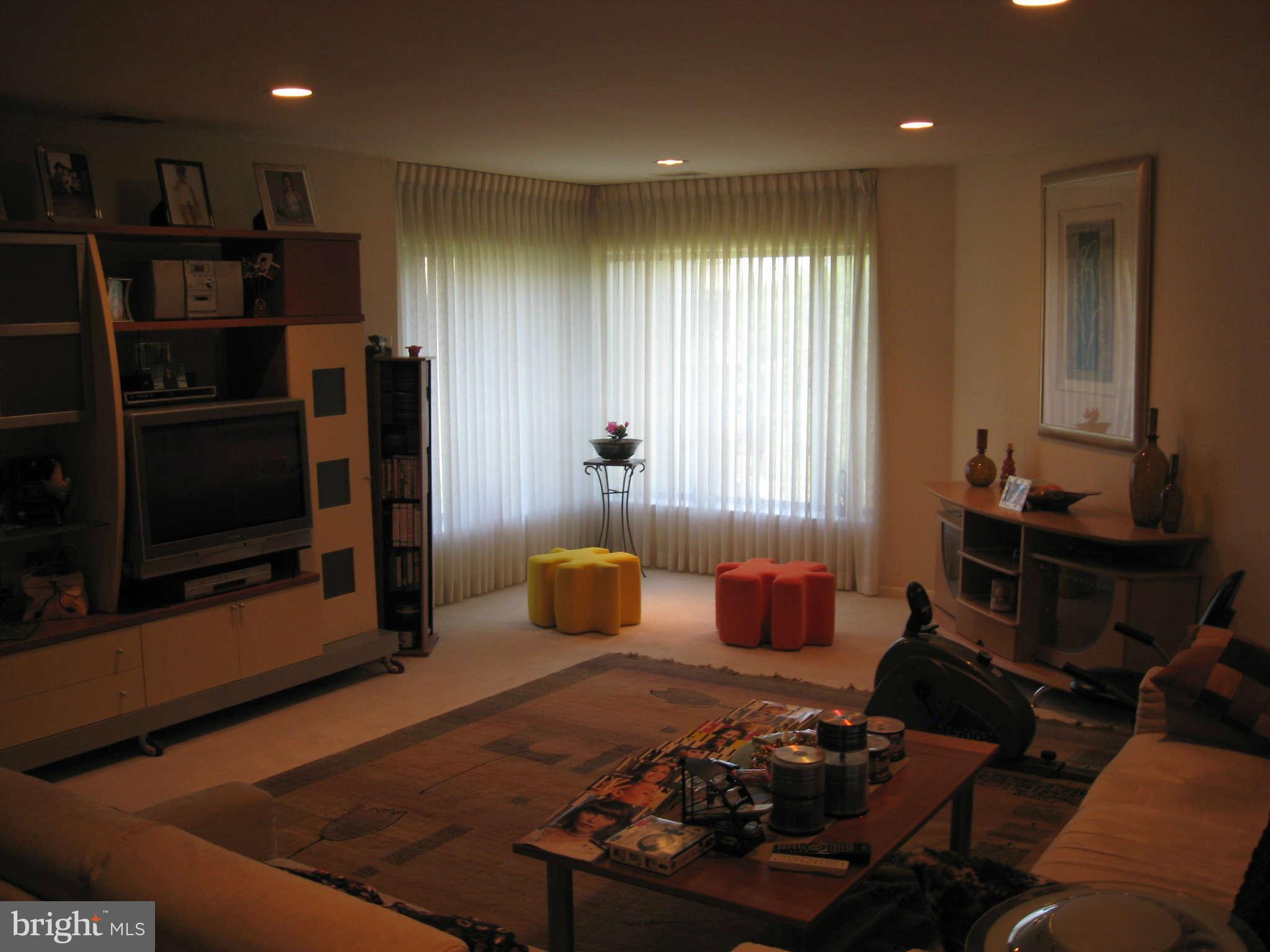 3021 Fallstaff Road, Unit 407B Baltimore, MD 21209 - Photo 5 of 7 Living Room