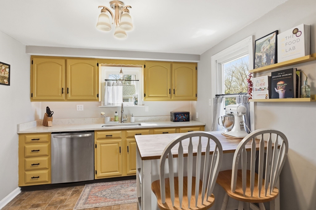 246 Dwight Road Springfield, MA 01108 - Photo 16 of 40