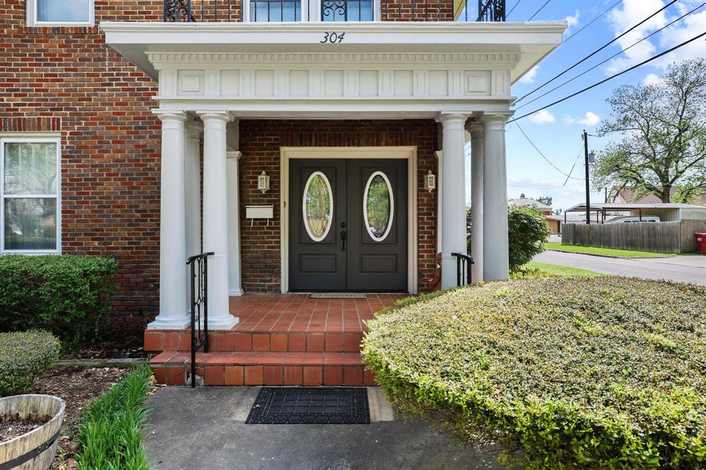 304 East 9th Street Bonham, TX 75418 - Photo 2 of 39 a front view of a house with garden