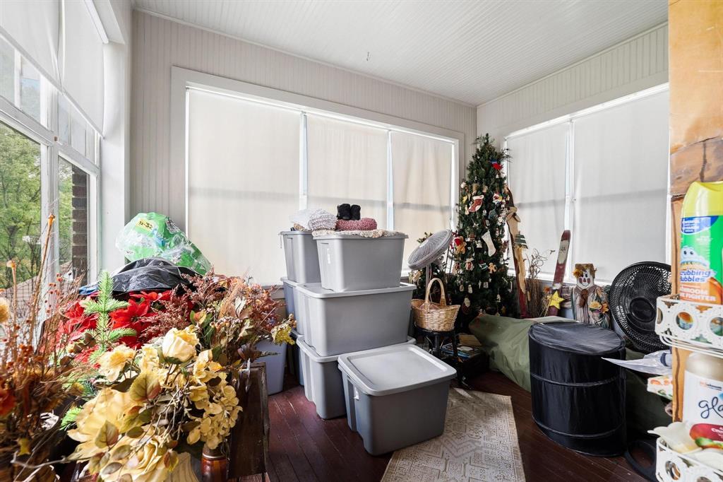 304 East 9th Street Bonham, TX 75418 - Photo 33 of 39 a room with furniture and a potted plant