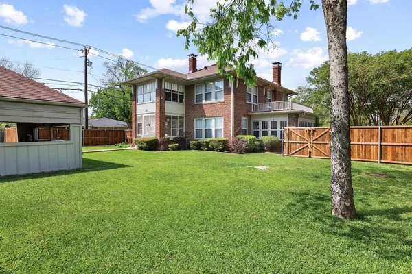 a view of a house with backyard