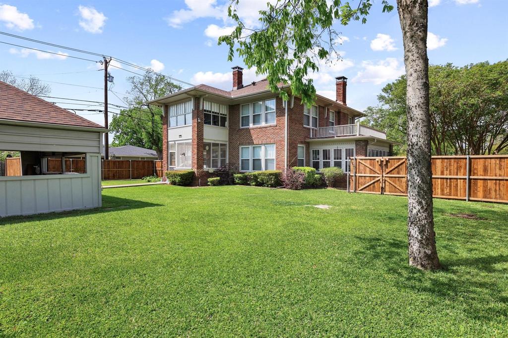304 East 9th Street Bonham, TX 75418 - Photo 37 of 39 a front view of a house with a yard