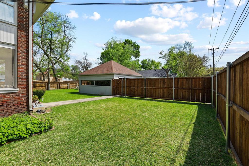304 East 9th Street Bonham, TX 75418 - Photo 39 of 39 a view of a house with backyard