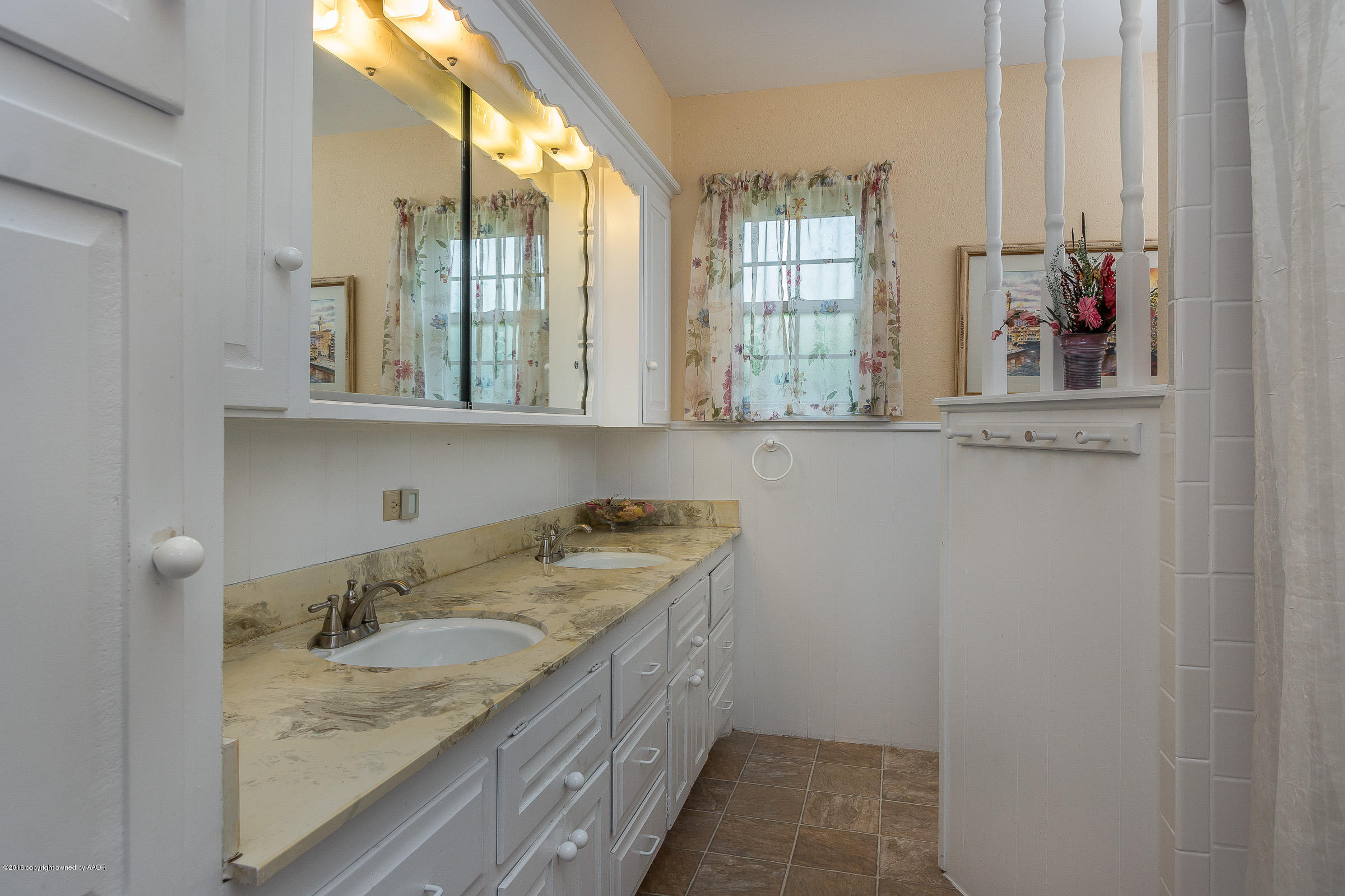 6711 Gainsborough Road Amarillo, TX 79106 - Photo 15 of 25 017_Bathroom 2
