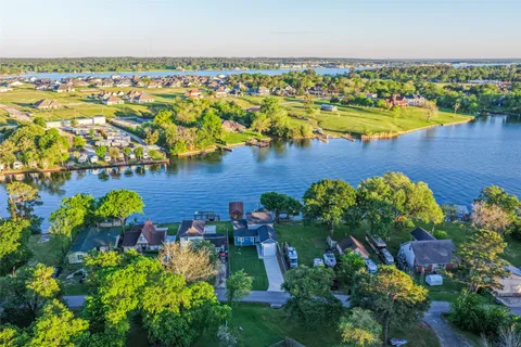 a view of a lake with houses in the back yard