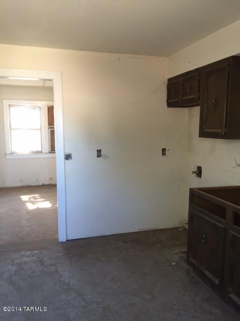 431 East 36th Street Tucson, AZ 85713 - Photo 2 of 4 a view of an empty room and window