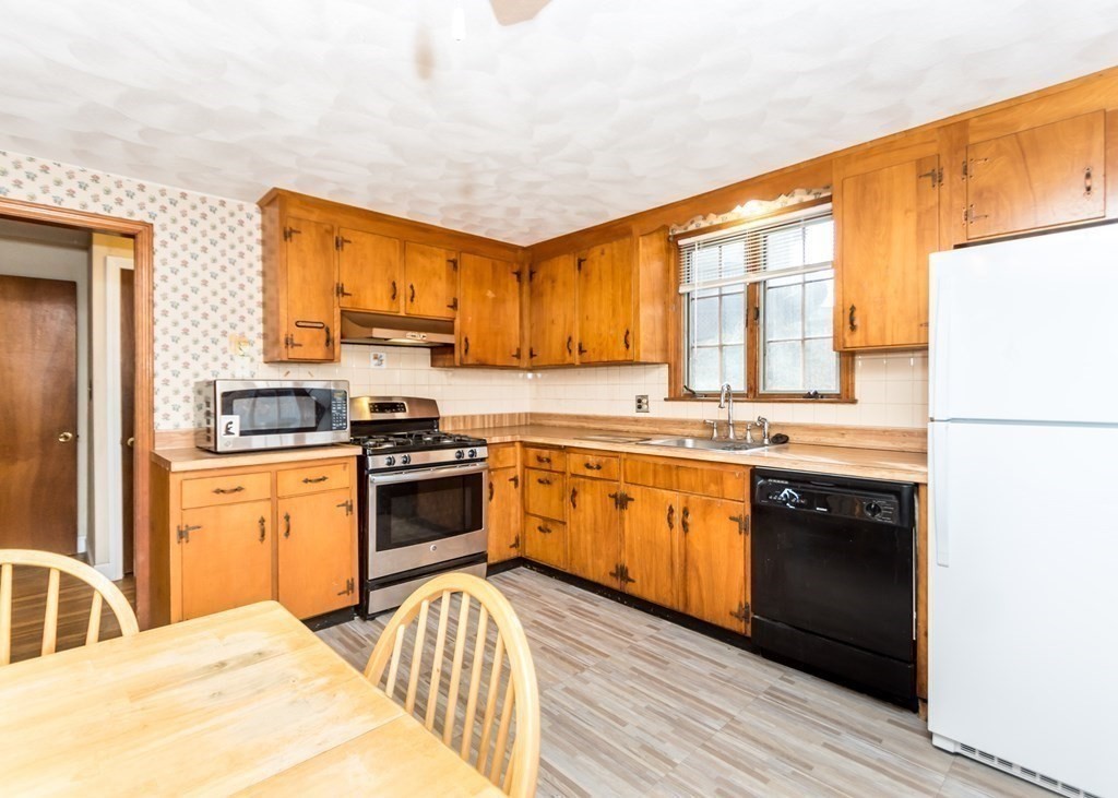 95 Upton Road Waltham, MA 02452 - Photo 5 of 33 Gallery Image 5