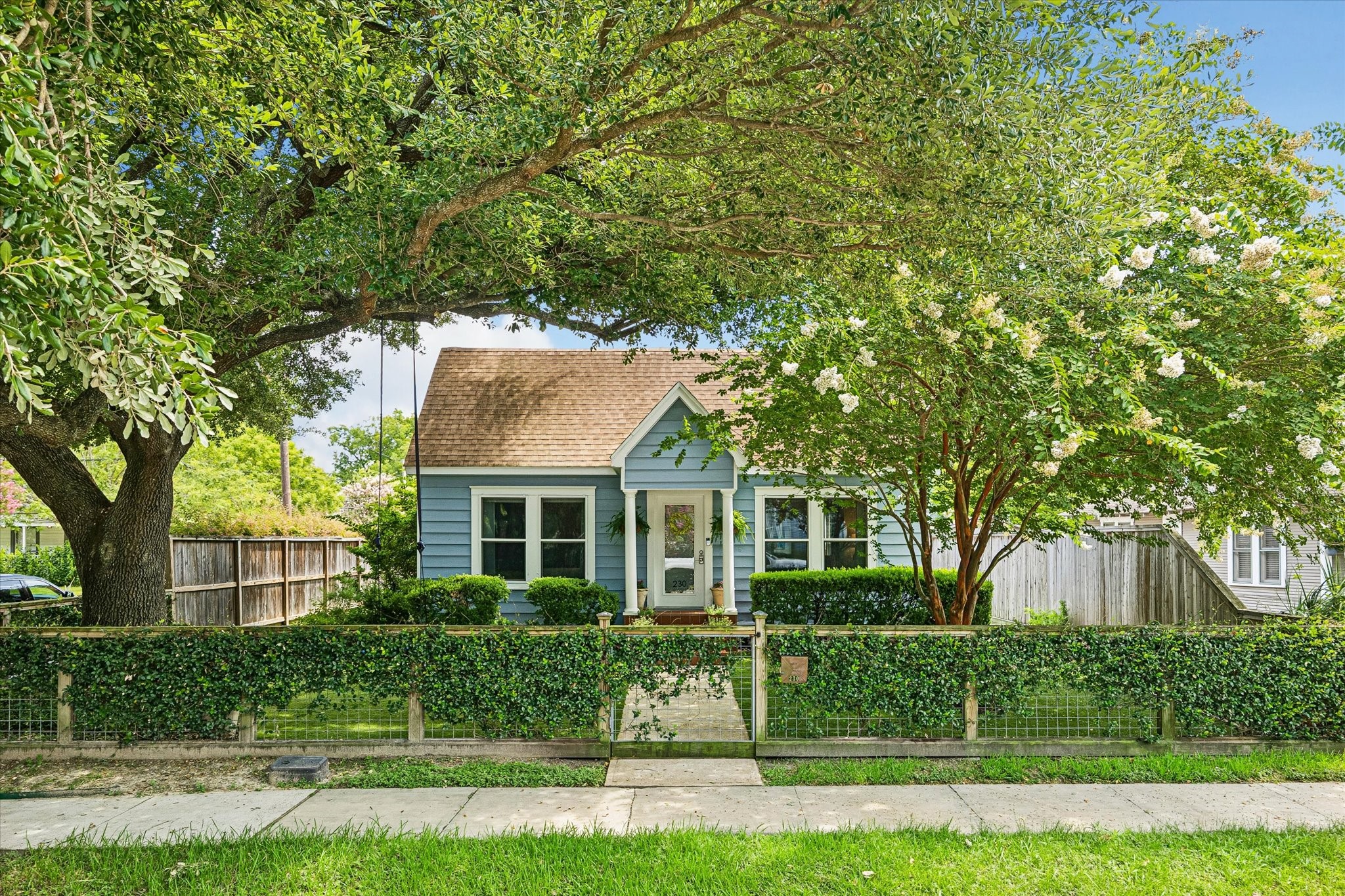 230 East 25th Street Houston, TX 77008 - Photo 1 of 50