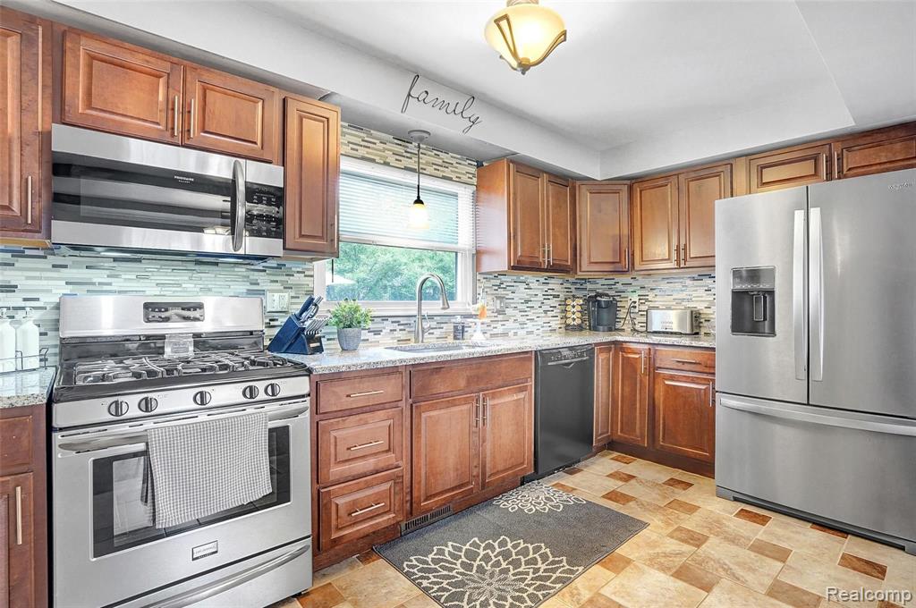 32836 Hearthstone Road Farmington Hills, MI 48334 - Photo 9 of 30