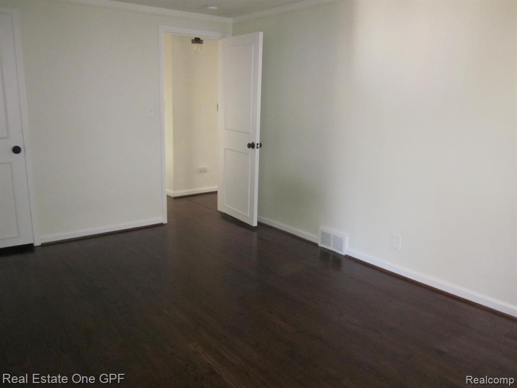 1878 Prestwick Road Grosse Pointe Woods, MI 48236 - Photo 17 of 35