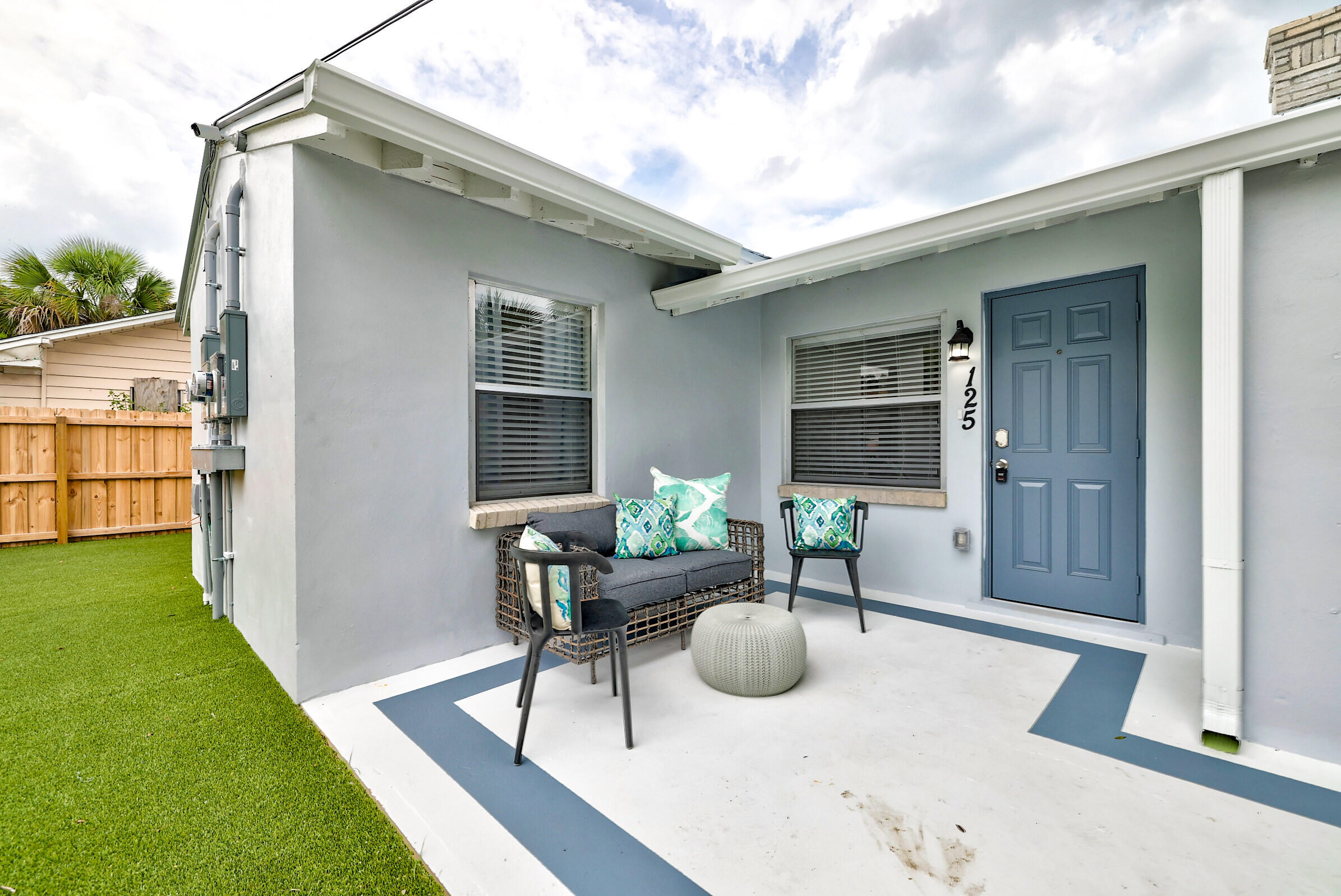 125 South 10th Street Fort Pierce, FL 34950 - Photo 20 of 30 a view of a house with backyard and porch