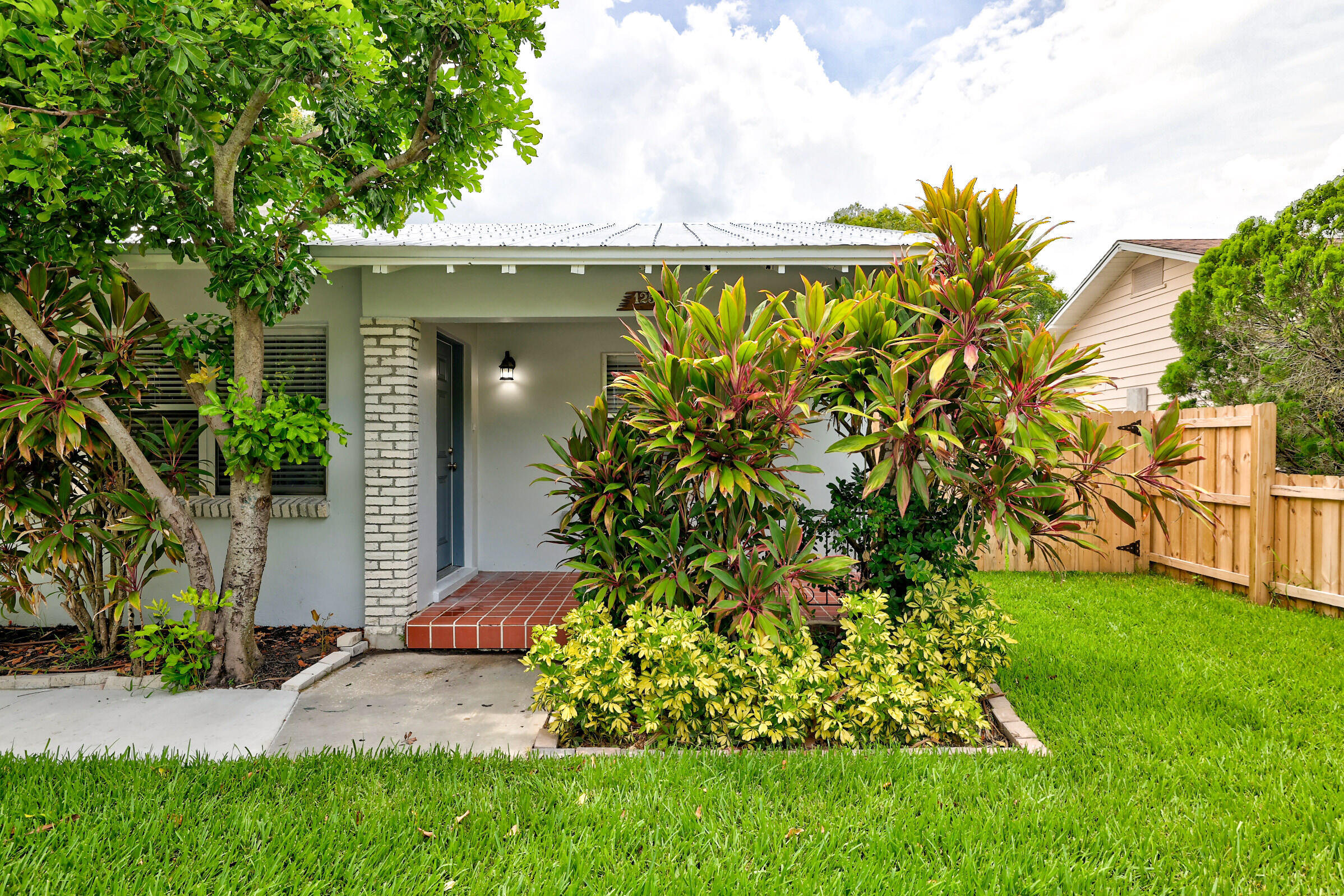 125 South 10th Street Fort Pierce, FL 34950 - Photo 2 of 30 a front view of a house with garden