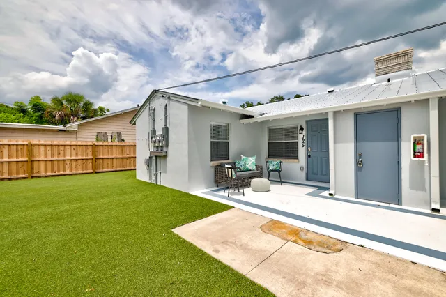 a view of a house with backyard and deck