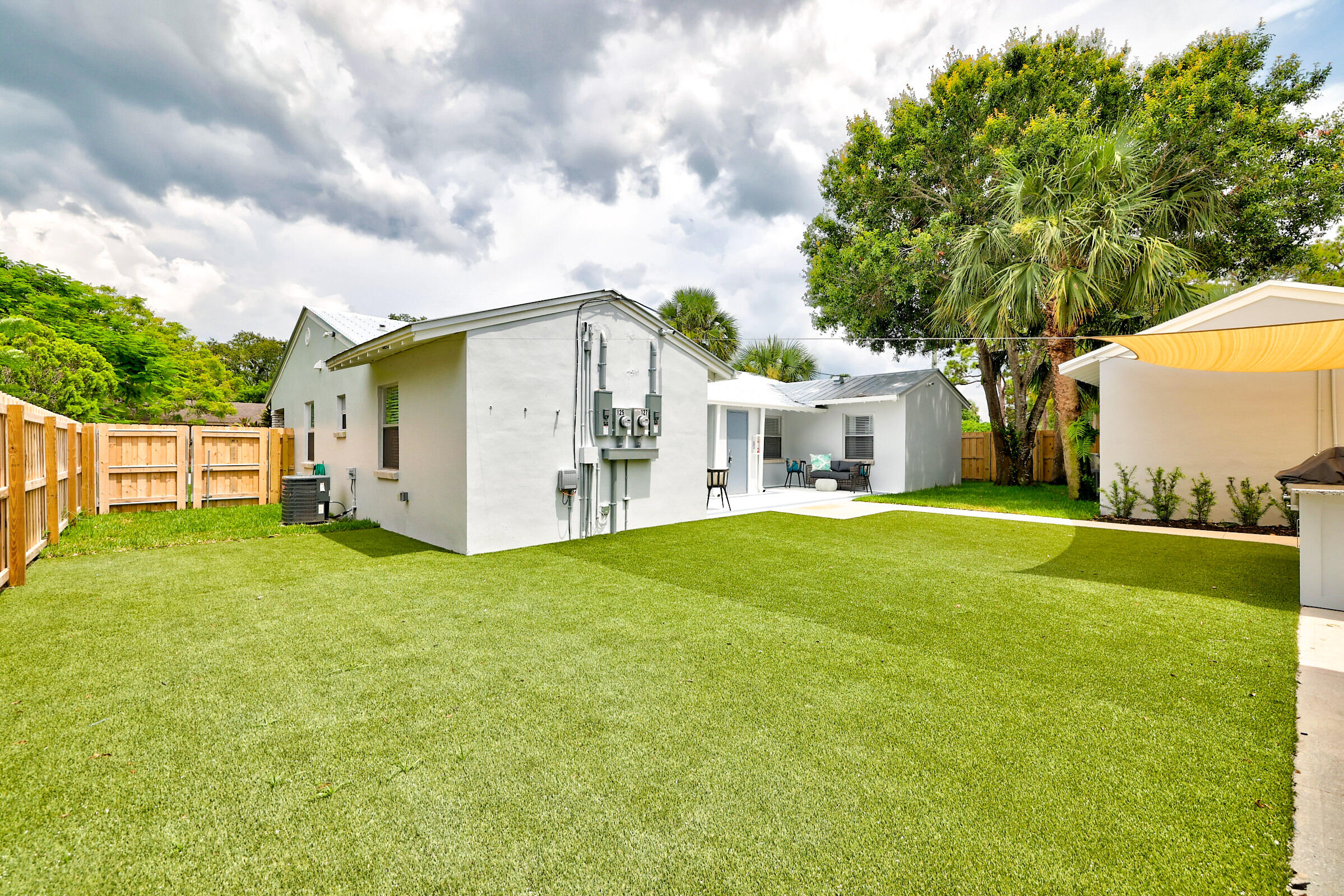 125 South 10th Street Fort Pierce, FL 34950 - Photo 24 of 30 a view of a house with backyard and garden