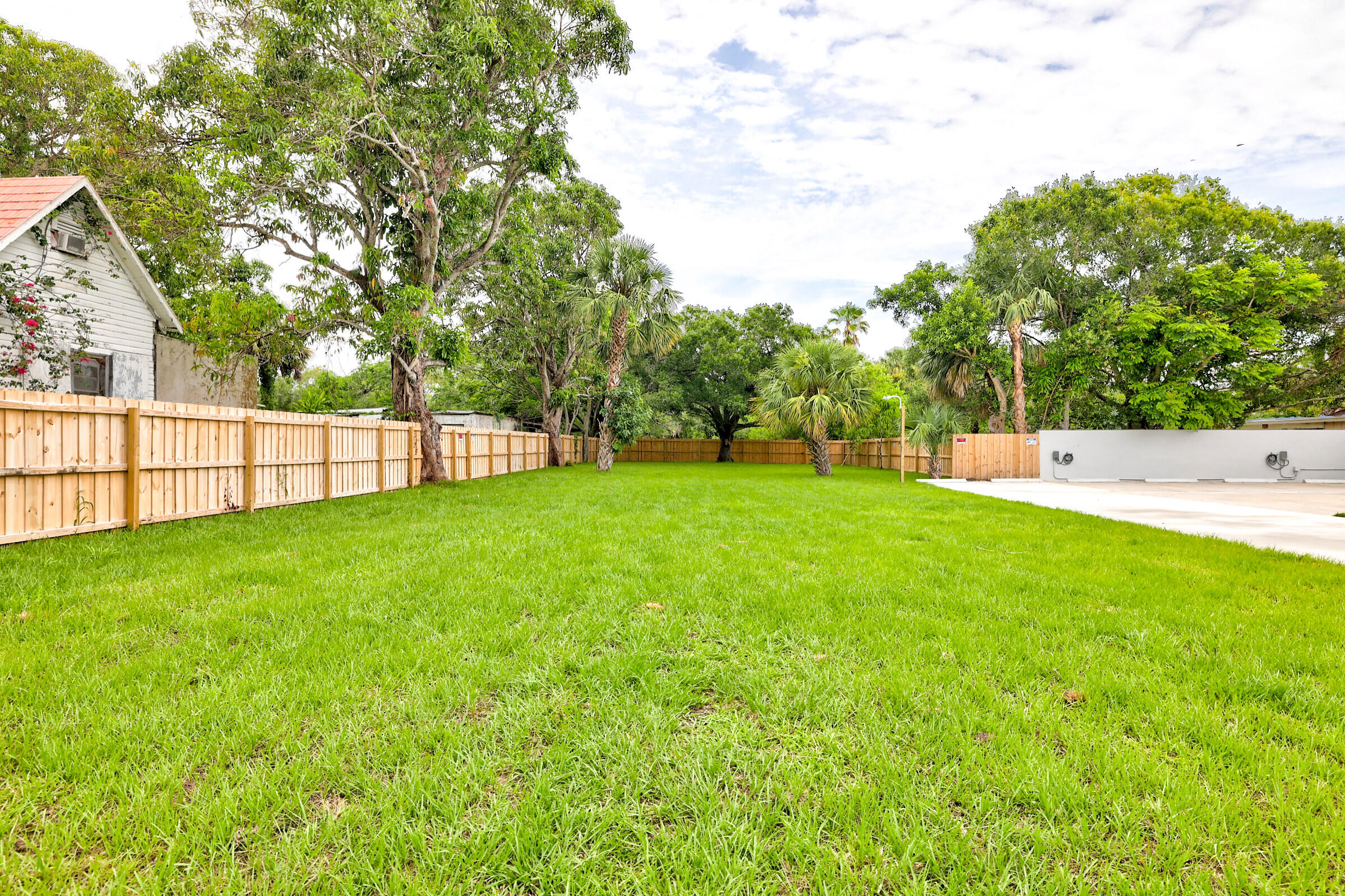 125 South 10th Street Fort Pierce, FL 34950 - Photo 27 of 30 a view of an outdoor space and yard