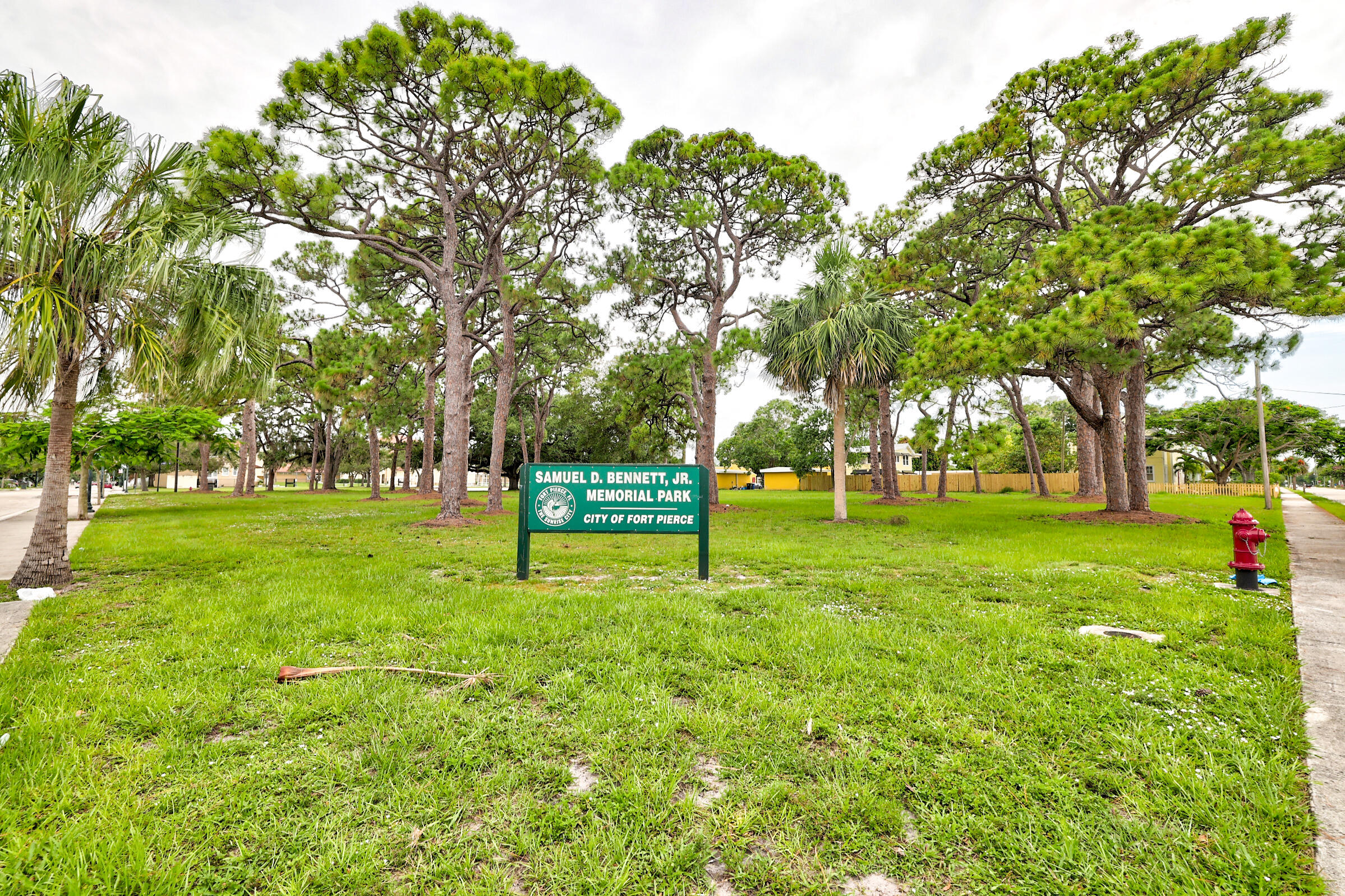 125 South 10th Street Fort Pierce, FL 34950 - Photo 30 of 30 a green field with lots of trees