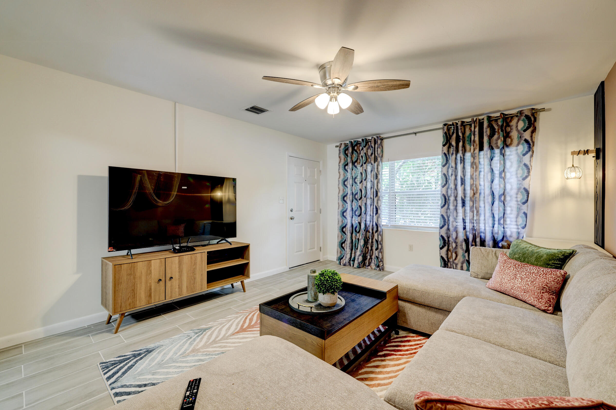 125 South 10th Street Fort Pierce, FL 34950 - Photo 7 of 30 a living room with furniture and a flat screen tv