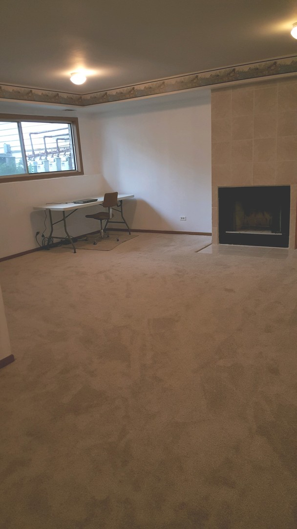 332 Park Ridge Lane, Unit E Aurora, IL 60504 - Photo 18 of 21 a view of an empty room