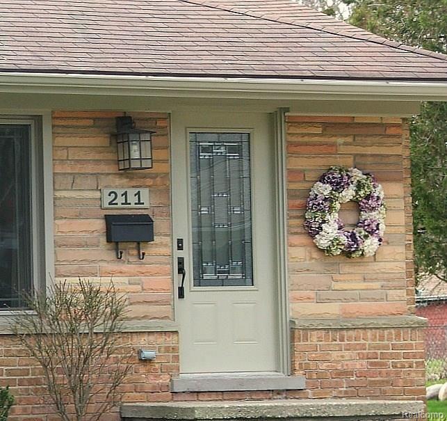 211 Reitman Court Rochester Hills, MI 48307 - Photo 2 of 30