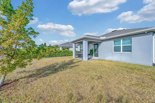 a view of an house with backyard and garden
