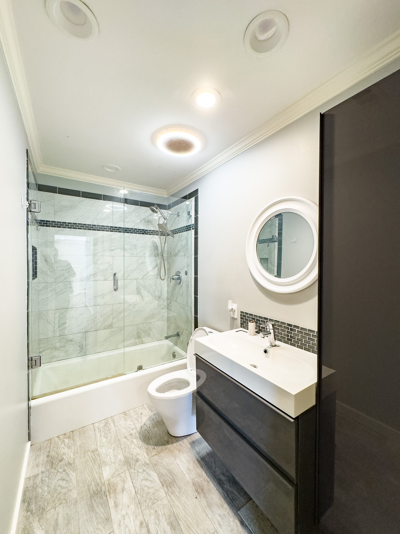 2222 Carnes Street Dallas, TX 75208 - Photo 24 of 50 Full Bathroom
