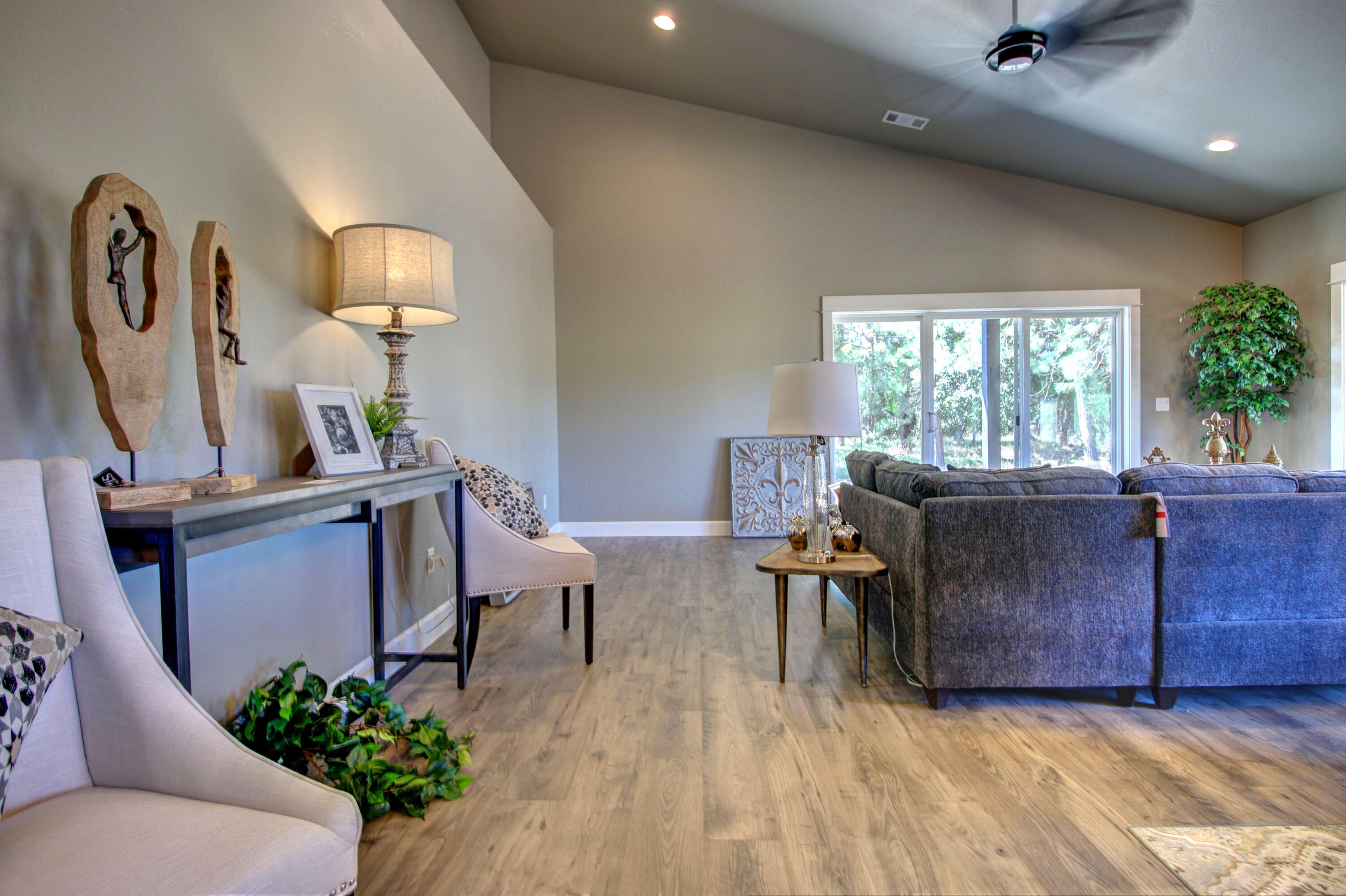 3217 Sams Valley Road White City, OR 97503 - Photo 8 of 40 a living room with furniture