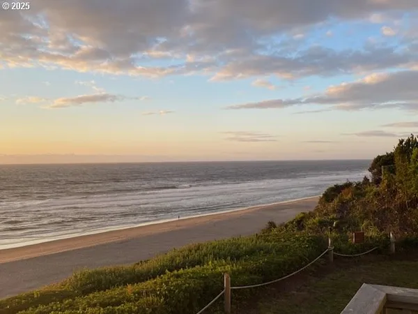 $639,000 | 2335 Northwest Inlet Avenue, Unit 7, Lincoln City, OR 97367