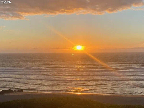 $639,000 | 2335 Northwest Inlet Avenue, Unit 7, Lincoln City, OR 97367