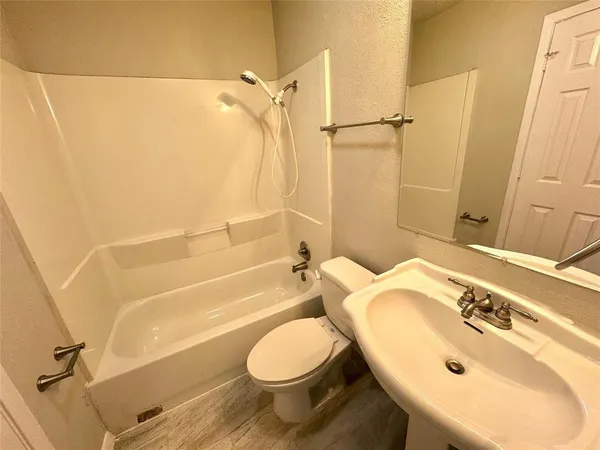 $1,975 | 2508 South Center Street, Arlington, TX 76014