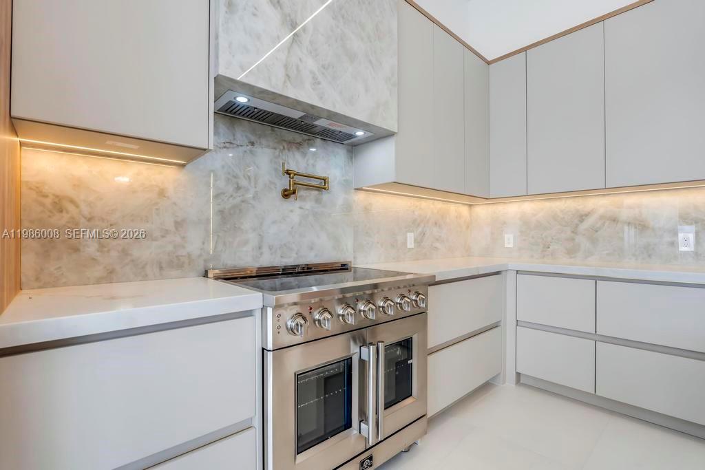 2755 Northeast 31st Court Lighthouse Point, FL 33064 - Photo 7 of 24 a kitchen with a stove and a sink