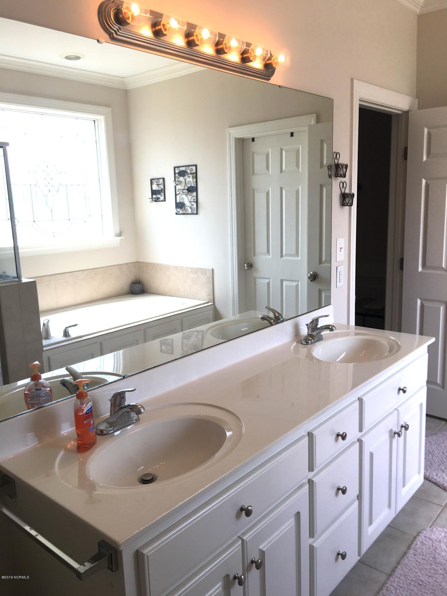 5953 Countryside Road Wilson, NC 27896 - Photo 25 of 39 MASTER BATH