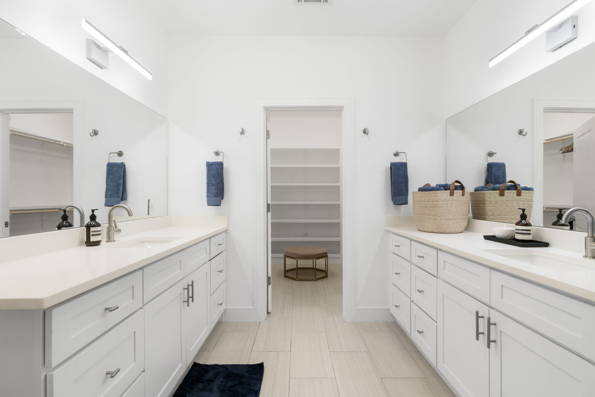 1148 Webberville Road, Unit 6 Austin, TX 78721 - Photo 20 of 34 a en suite bathroom with double sink and a mirror