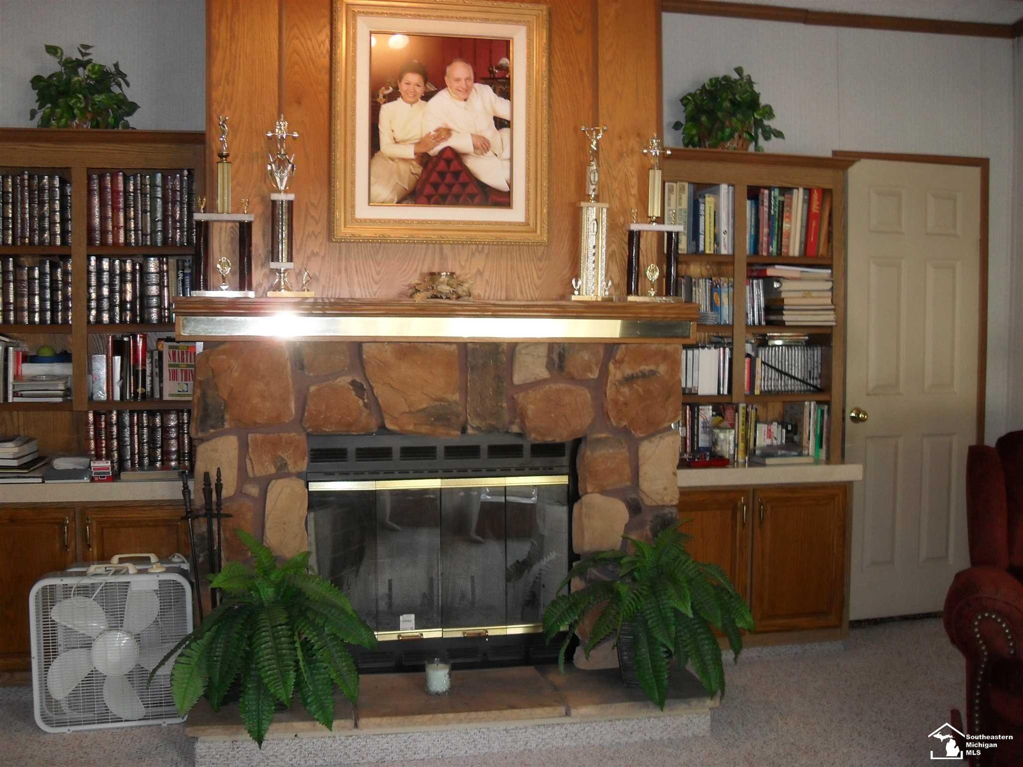 300 Highlands Temperance, MI 48182 - Photo 3 of 21