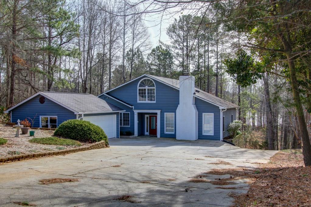 Fantastic Find in Dawsonville with great lake views year round