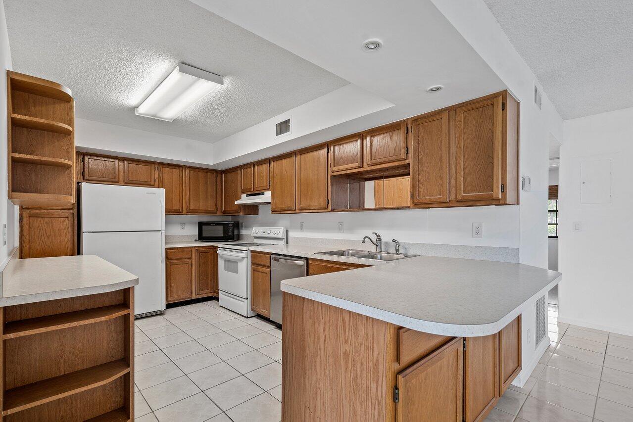 3190 Leewood Terrace, Unit L104 Boca Raton, FL 33431 - Photo 9 of 24 Kitchen
