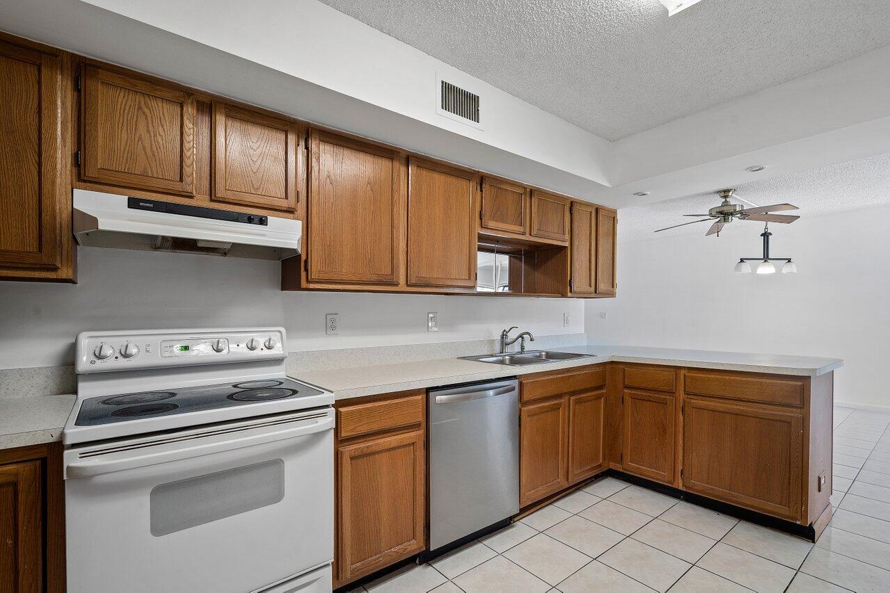 3190 Leewood Terrace, Unit L104 Boca Raton, FL 33431 - Photo 10 of 24 Toward dining