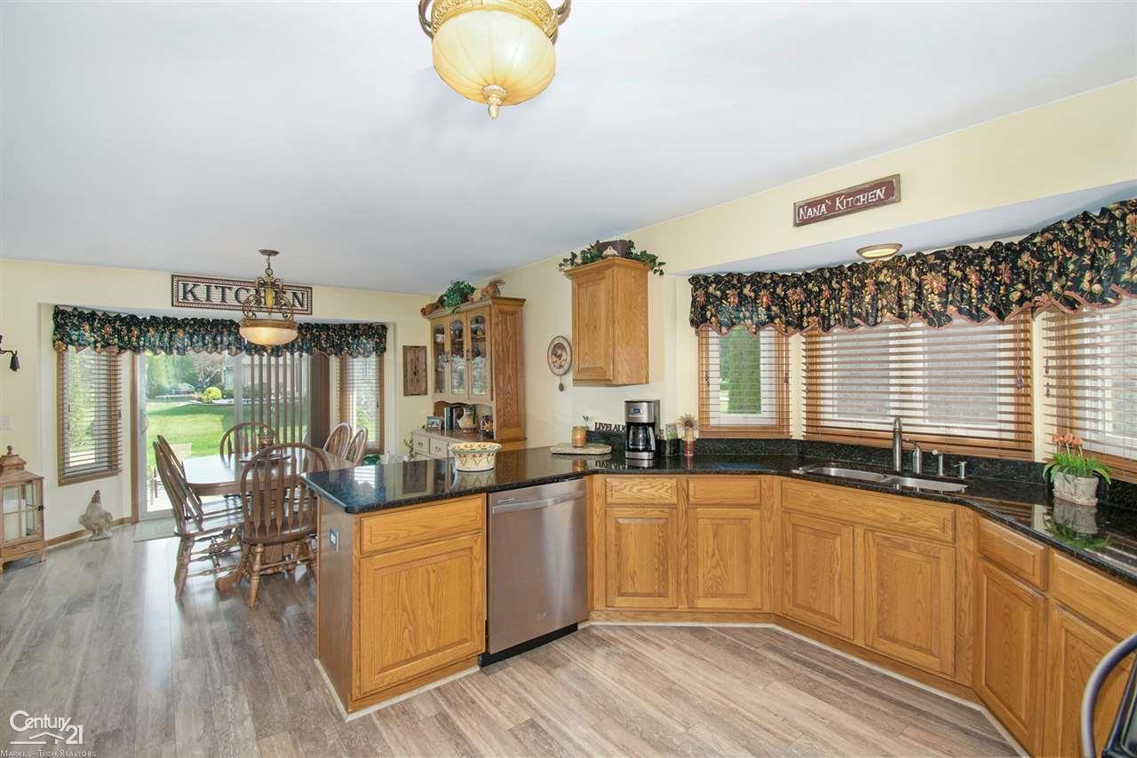34349 Country Meadow Road New Baltimore, MI 48047 - Photo 9 of 37 31389832-8.JPG