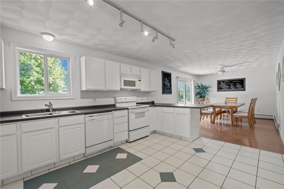 40 Conanicus Road Narragansett, RI 02882 - Photo 21 of 49 Eat In Upstairs