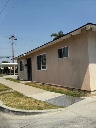 a view of a house with backyard
