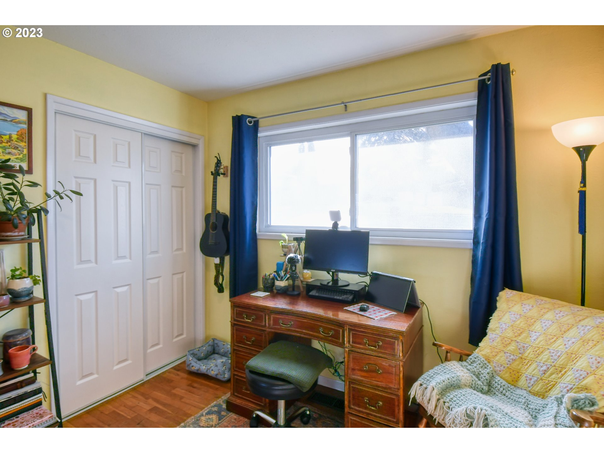 2437 Southwest Ladow Avenue Pendleton, OR 97801 - Photo 19 of 32 a living room with furniture and a window