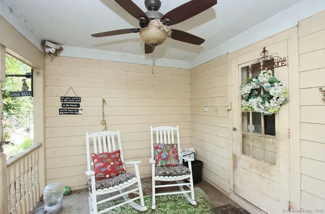 a view of a back yard