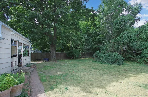 a view of a back yard