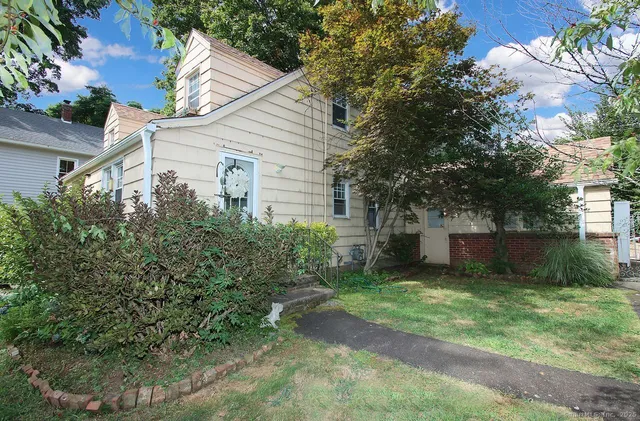 $279,000 | 520 Hartford Turnpike, Hamden, CT 06517