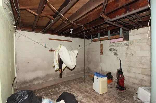 $279,000 | 520 Hartford Turnpike, Hamden, CT 06517