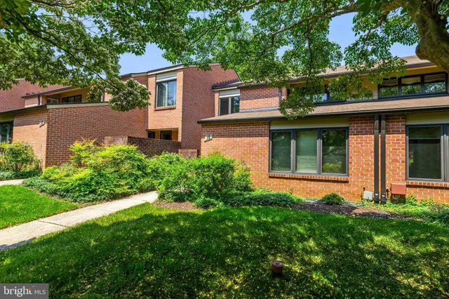 $430,000 | 15 Oakridge Court, Lutherville-Timonium, MD 21093