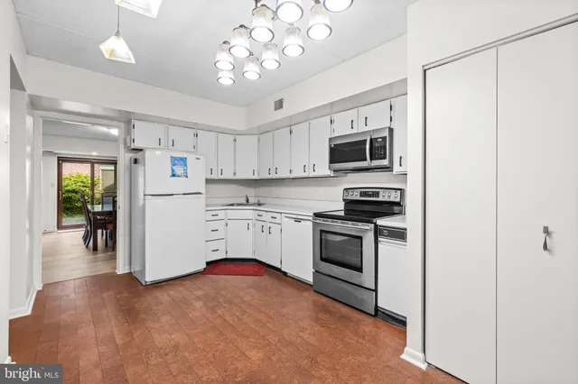 $430,000 | 15 Oakridge Court, Lutherville-Timonium, MD 21093