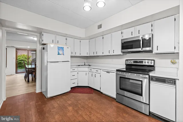 $430,000 | 15 Oakridge Court, Lutherville-Timonium, MD 21093