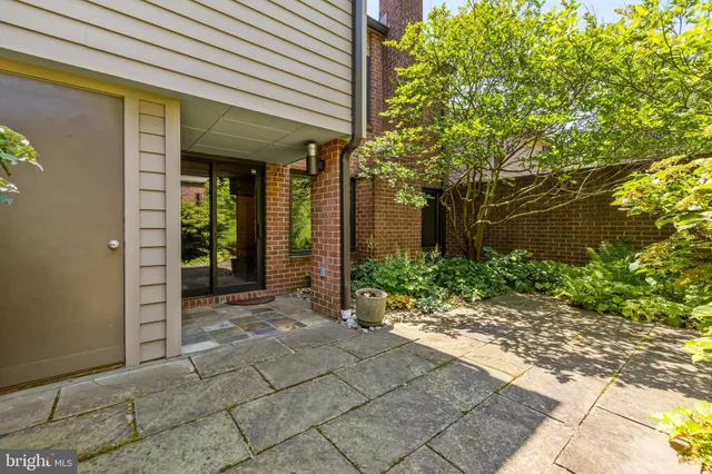 $430,000 | 15 Oakridge Court, Lutherville-Timonium, MD 21093