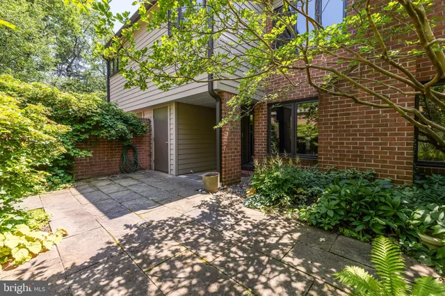 $430,000 | 15 Oakridge Court, Lutherville-Timonium, MD 21093