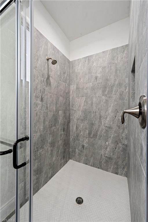 2617 3rd Street Southwest Lehigh Acres, FL 33976 - Photo 13 of 22 a bathroom with a tub